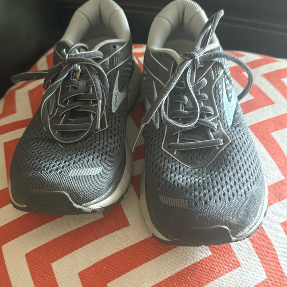 Brooks 7.5 in very  good condition silver gray